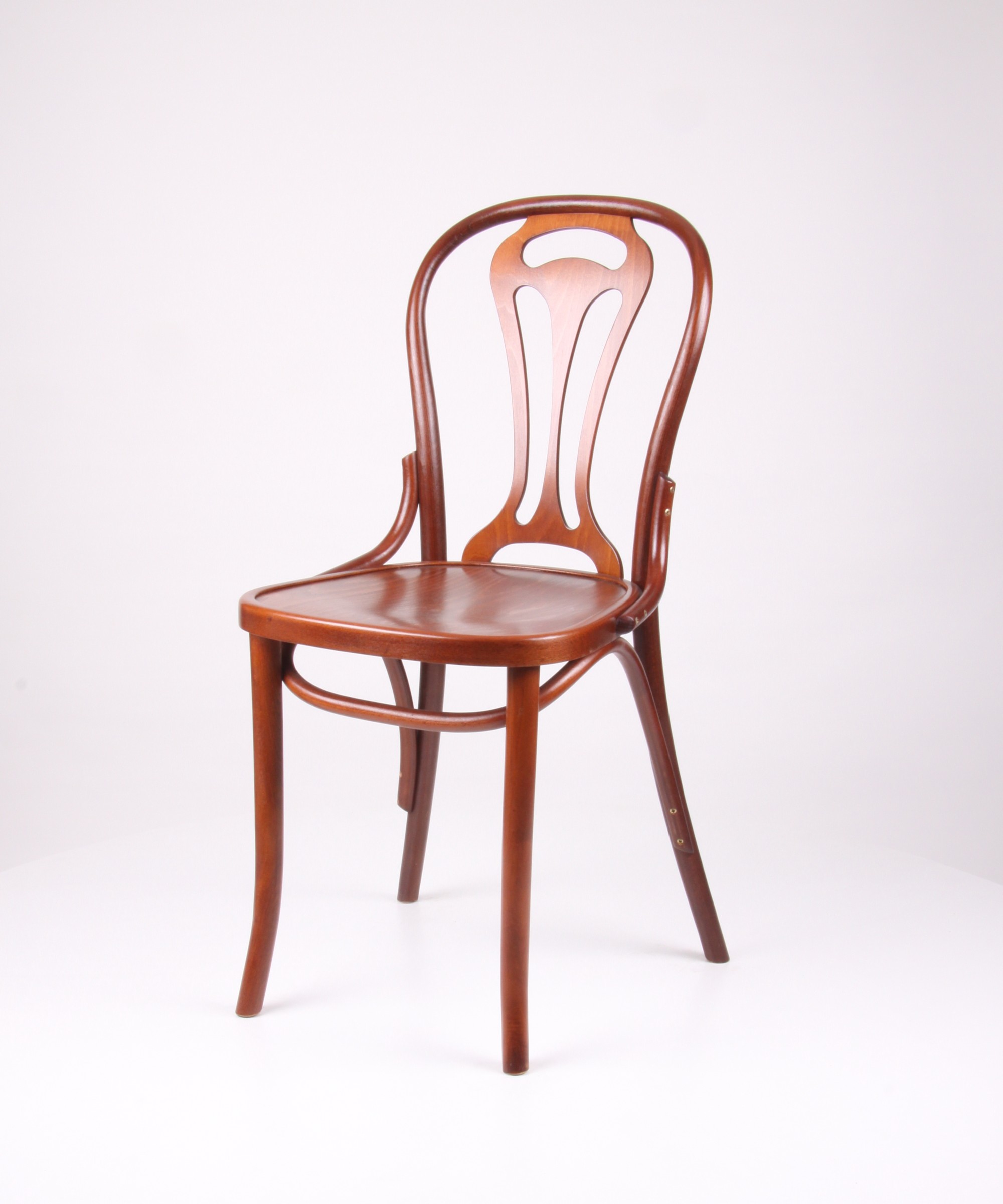 Bugholz-Armlehnstuhl mit Tulpenmotiv-R�cken und Geflecht-Sitz, kirsch � n092